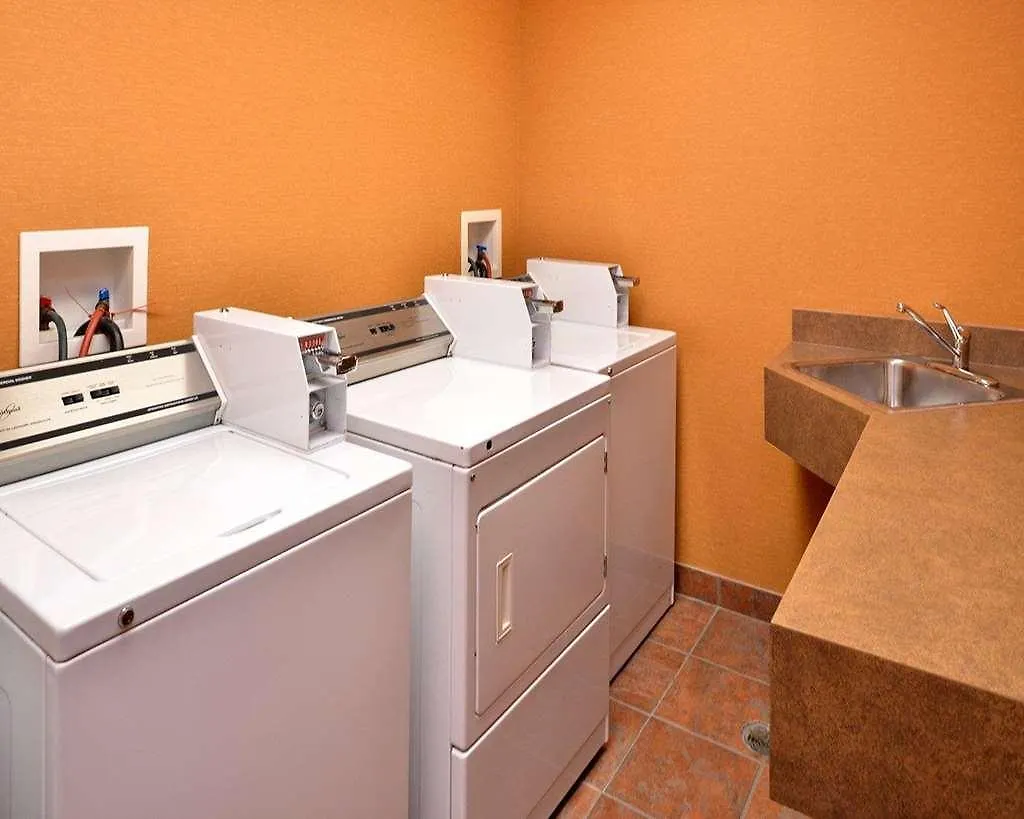 Econo Lodge Inn & Suites University Calgary