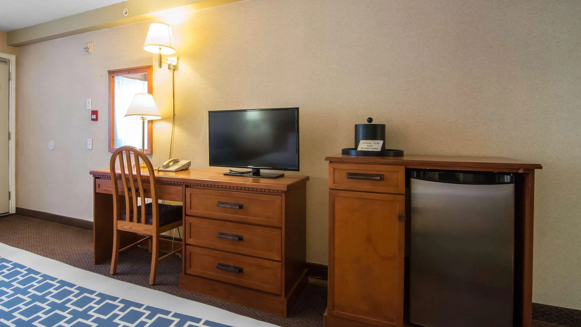 Econo Lodge Inn & Suites University YYC