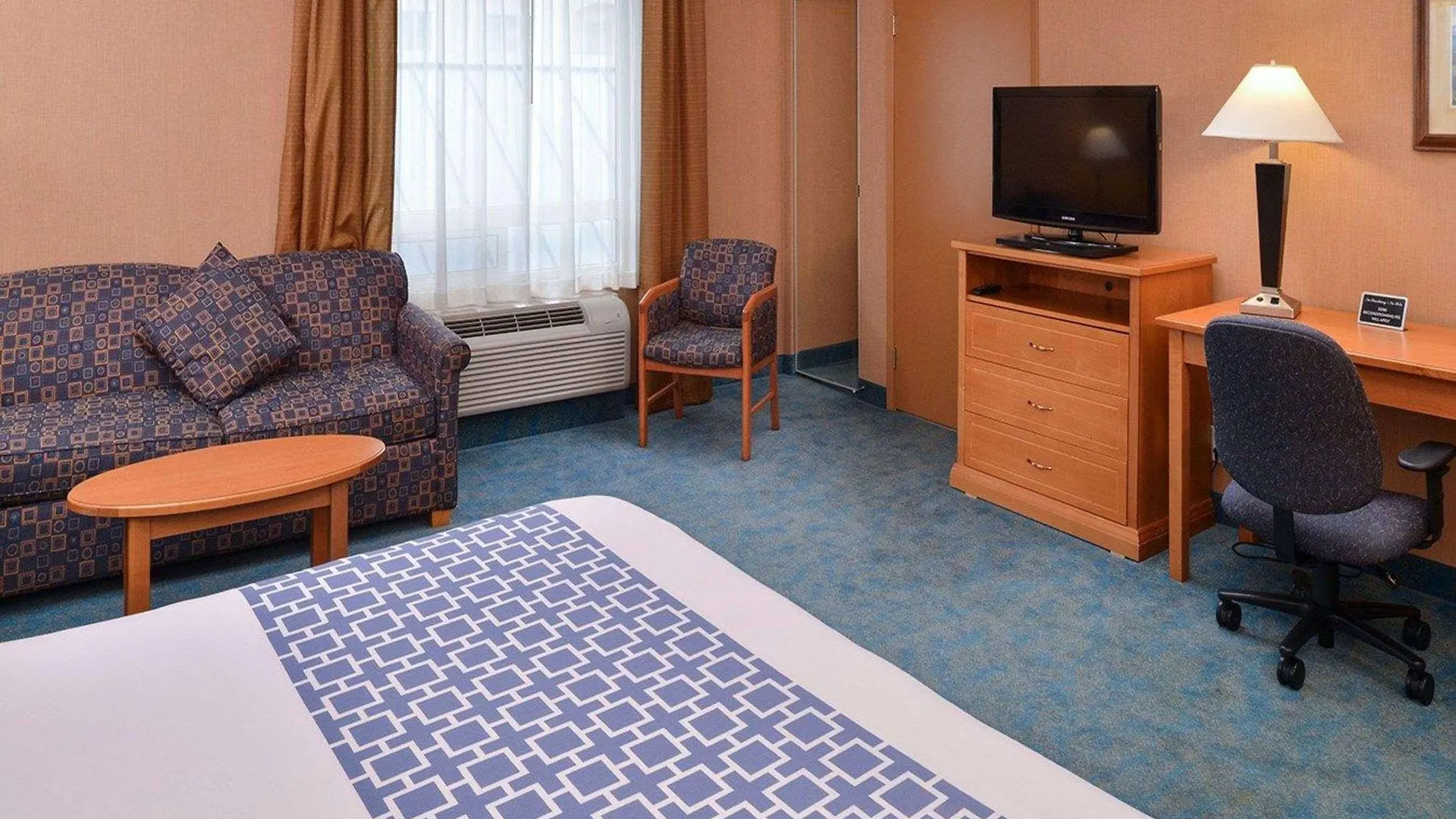 Econo Lodge Inn & Suites University YYC 2*,  Canada