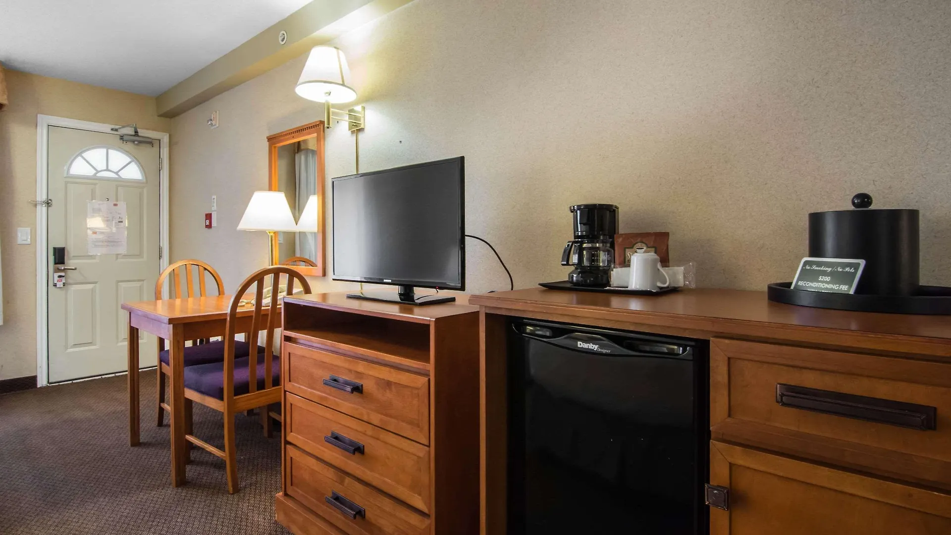 Econo Lodge Inn & Suites University YYC 2*,  Canada