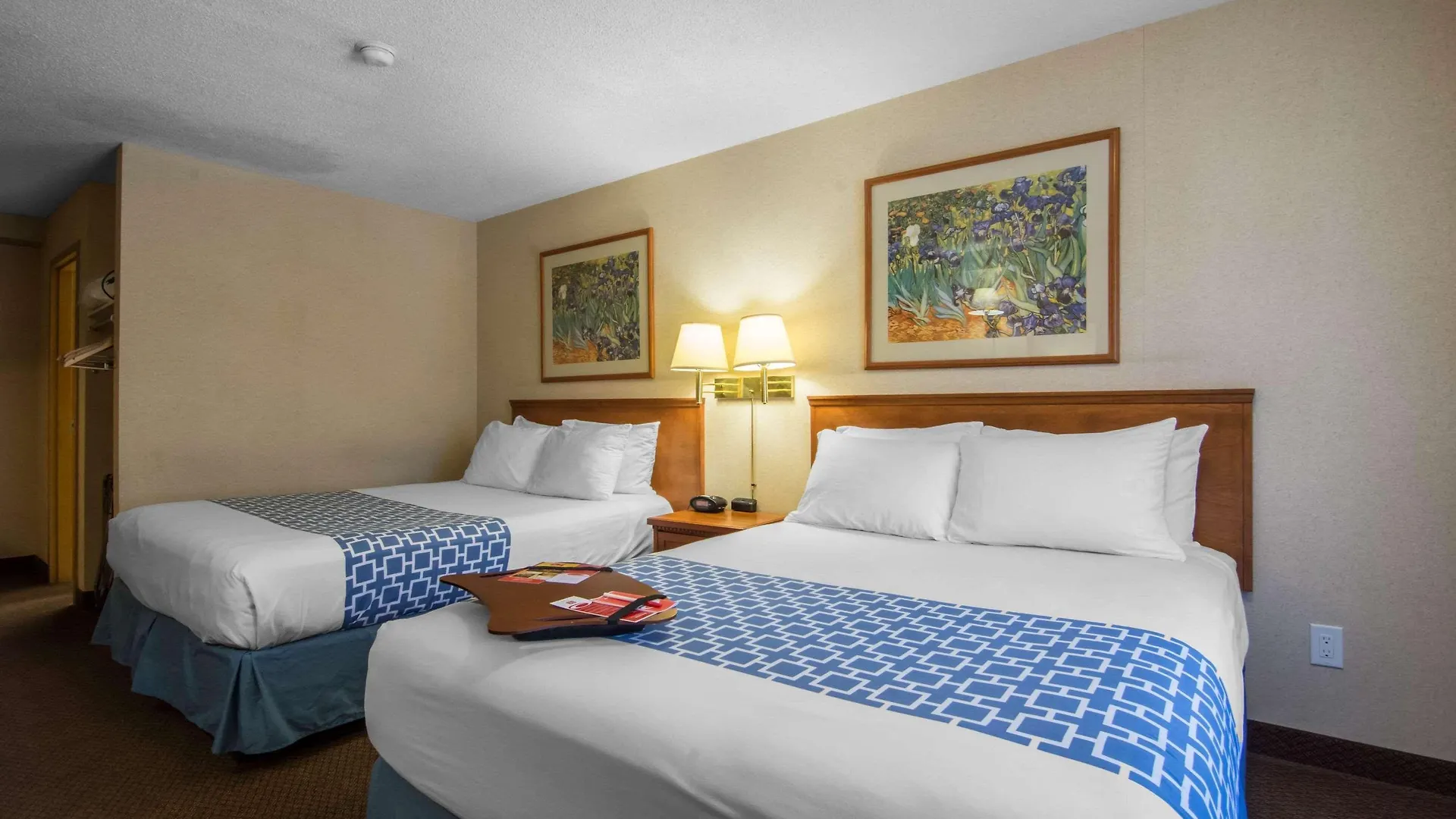 Econo Lodge Inn & Suites University YYC Hotel