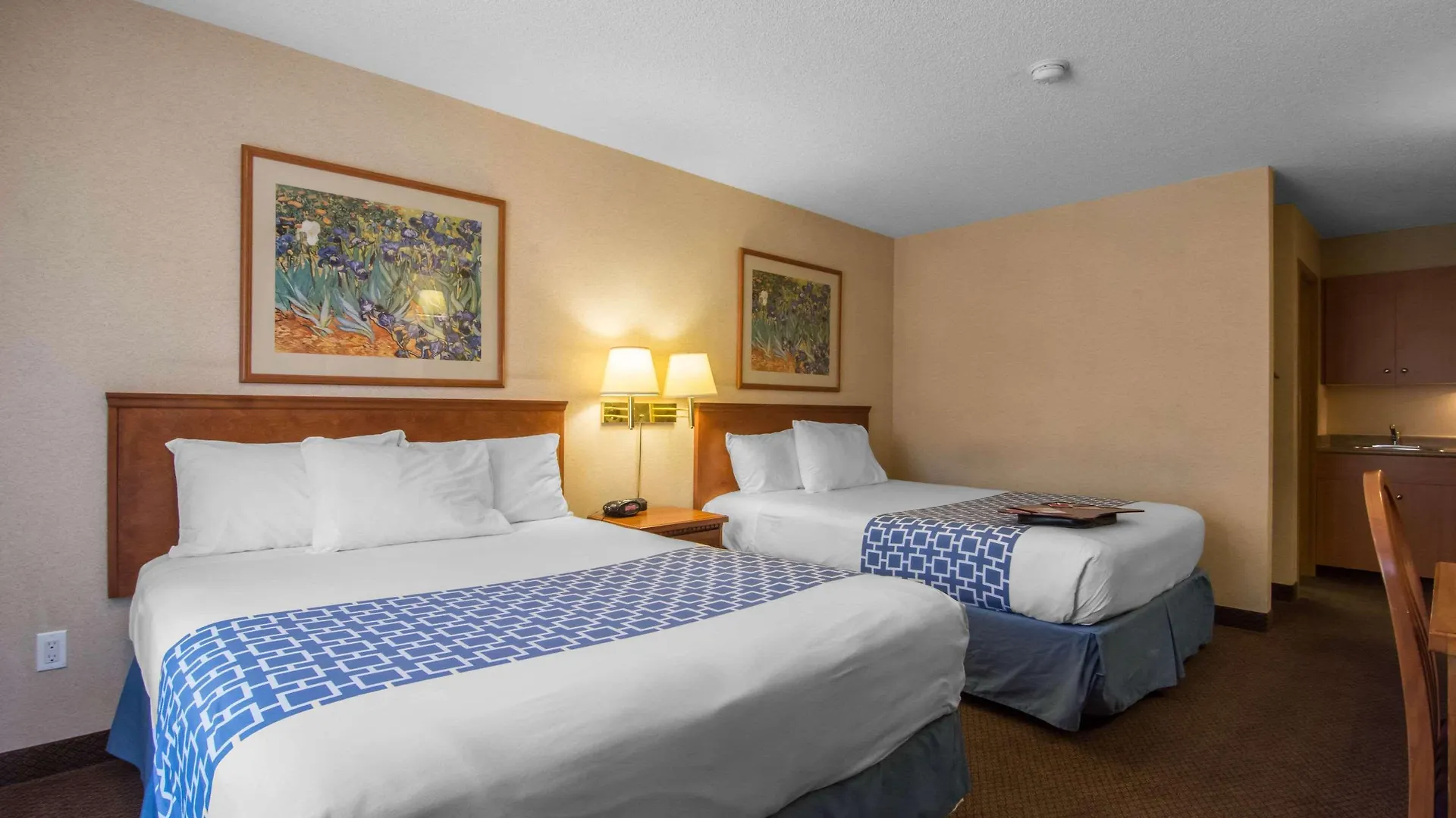 Hotel Econo Lodge Inn & Suites University YYC