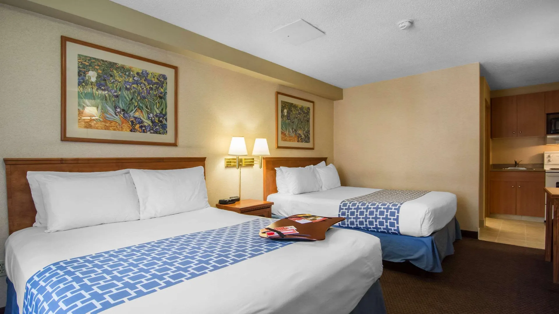 Econo Lodge Inn & Suites University YYC Hotel