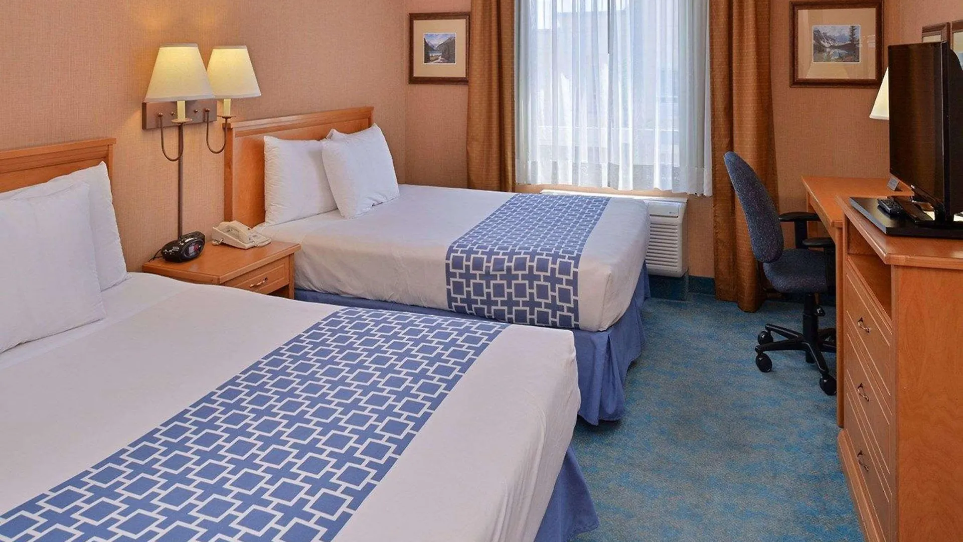 Econo Lodge Inn & Suites University YYC