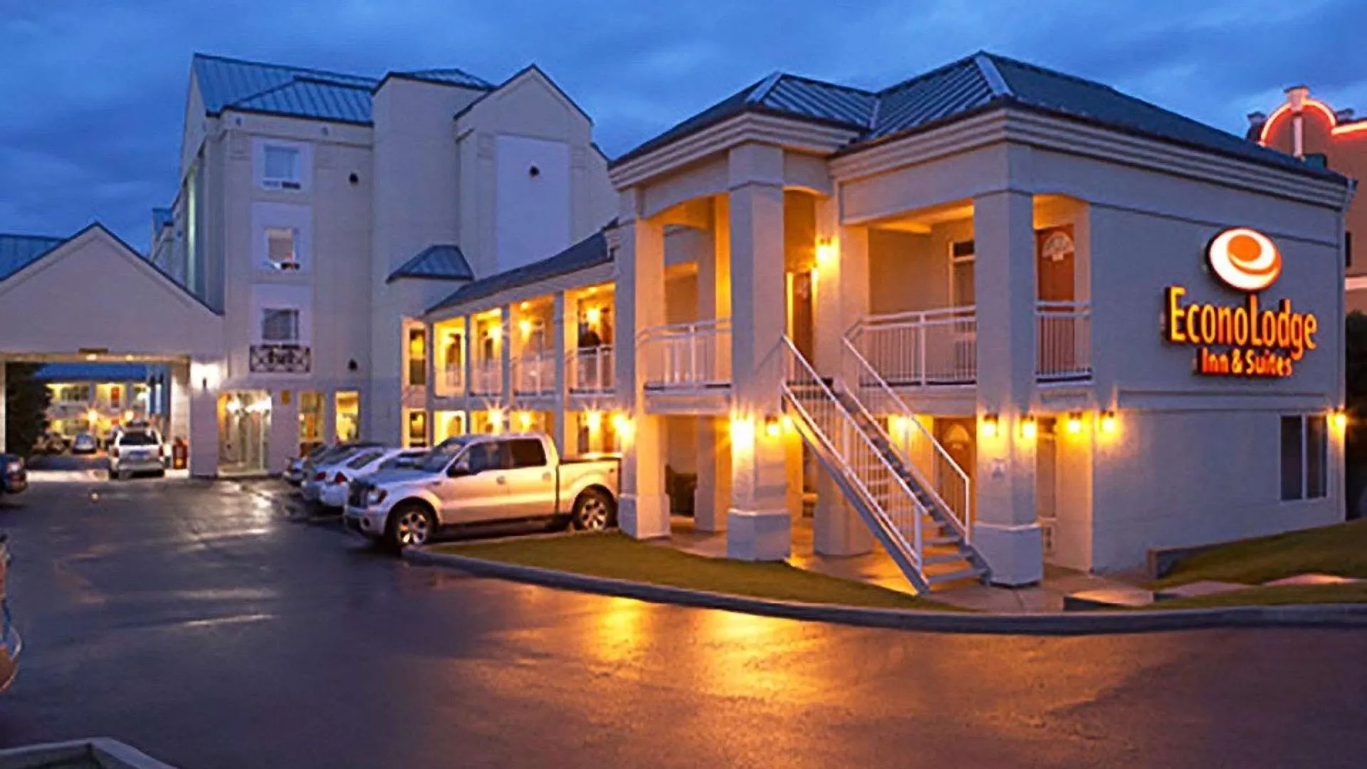 Econo Lodge Inn & Suites University YYC Hotel