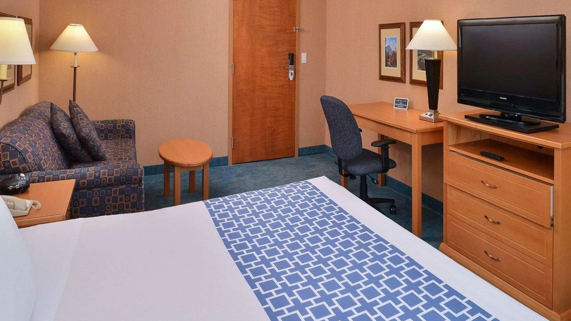 Hotel Econo Lodge Inn & Suites University YYC