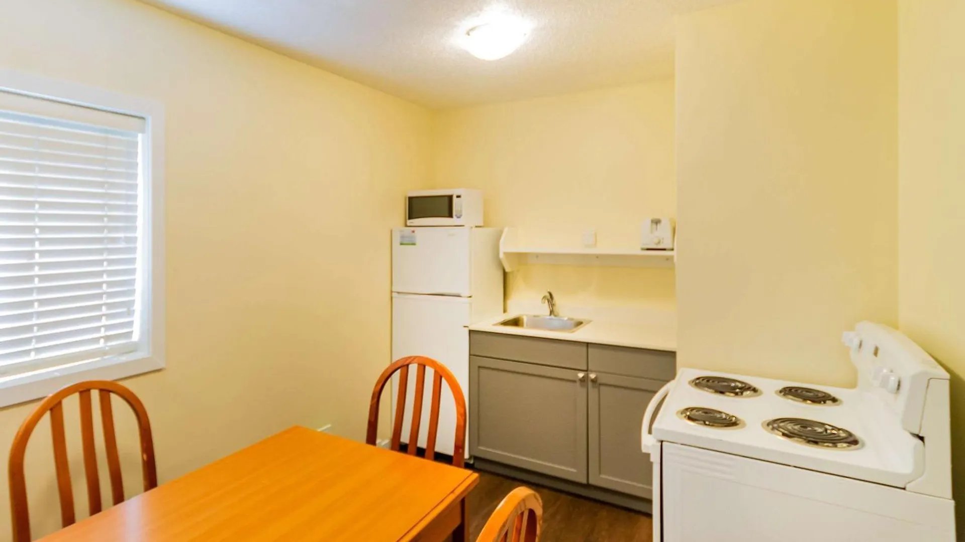 Hotel Econo Lodge Inn & Suites University YYC