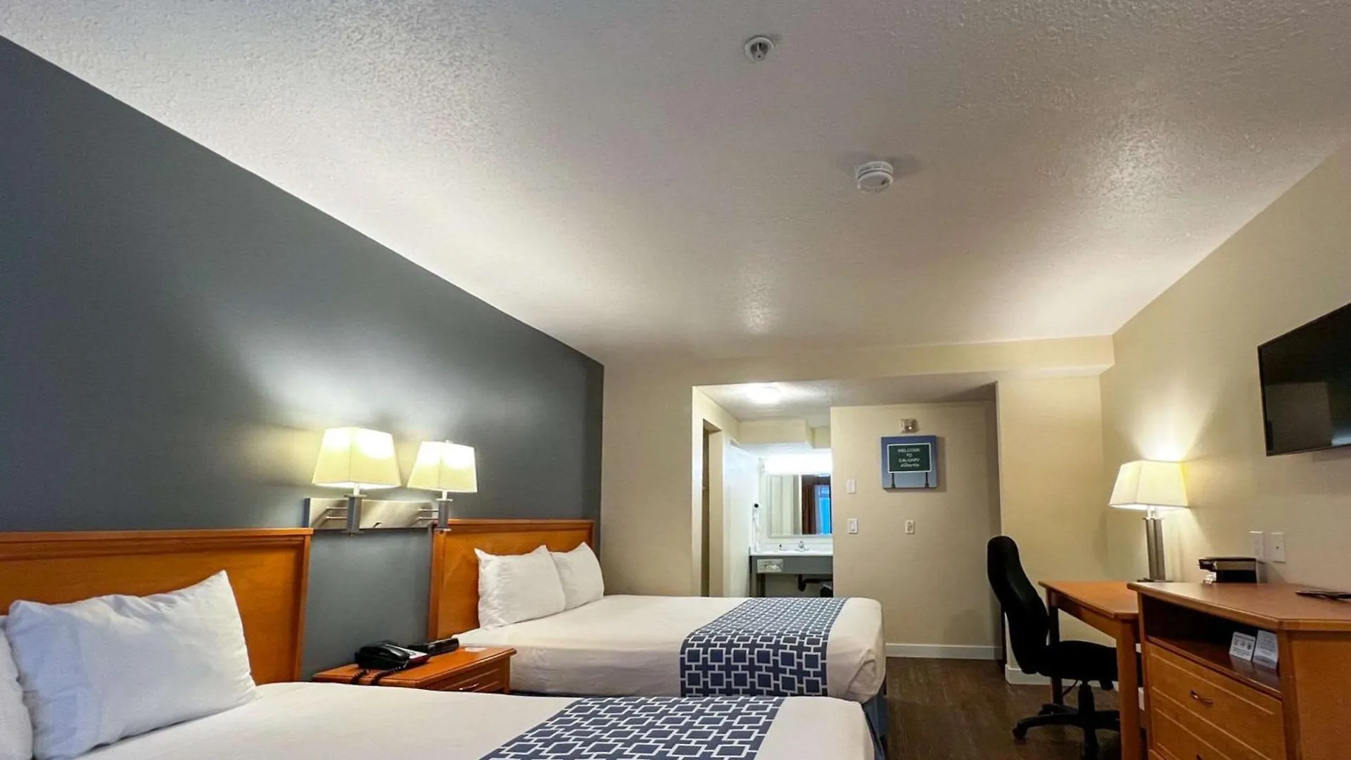 Econo Lodge Inn & Suites University YYC Hotel