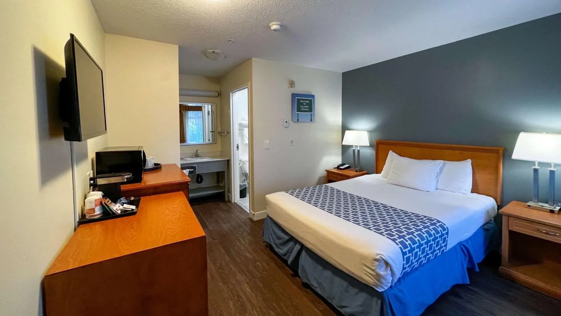Econo Lodge Inn & Suites University YYC 2*,