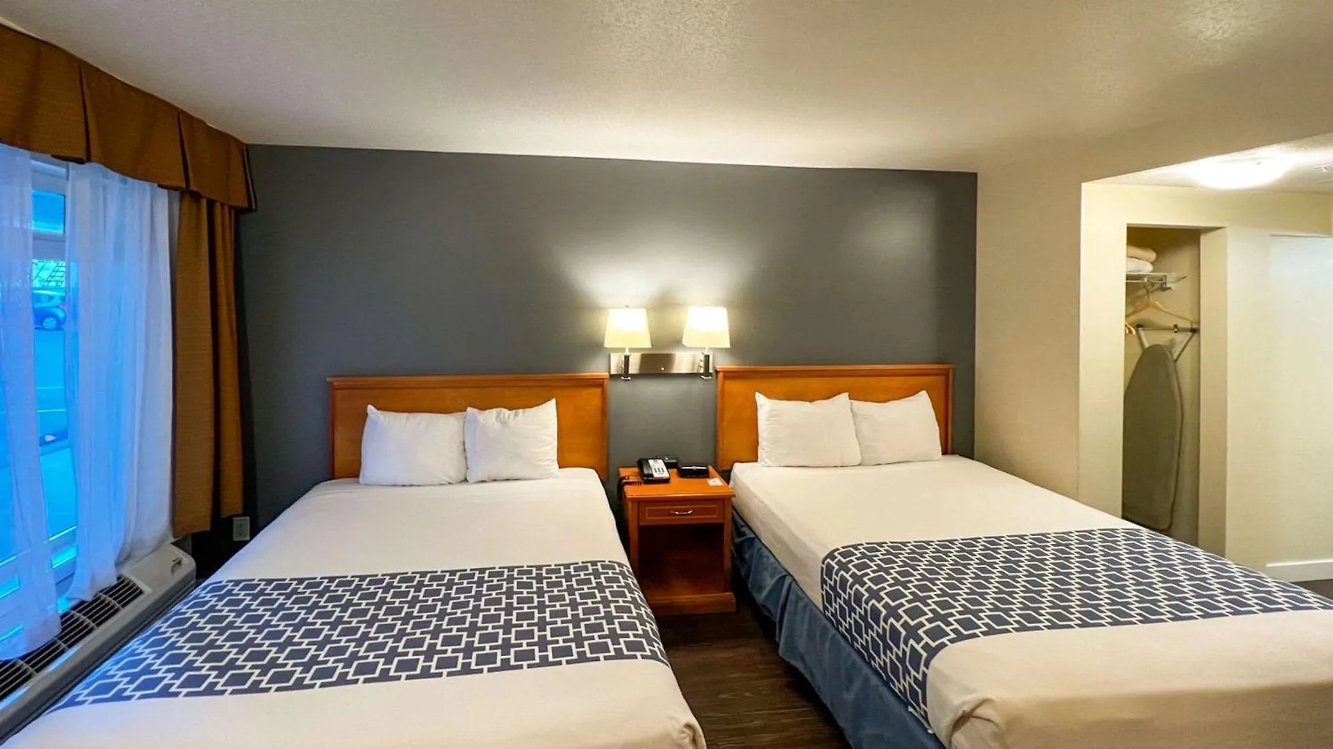 Econo Lodge Inn & Suites University YYC Hotel