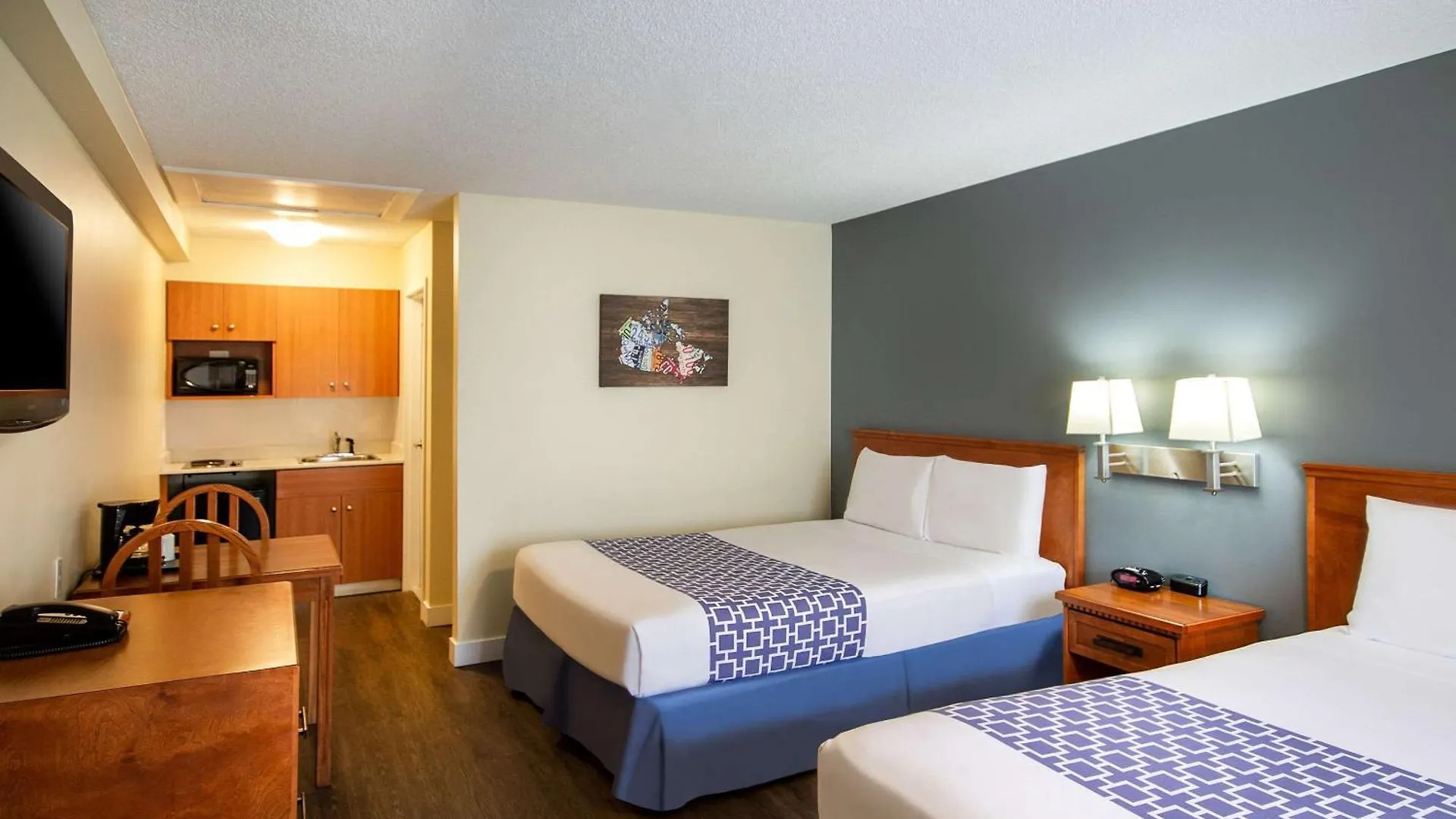 Econo Lodge Inn & Suites University YYC