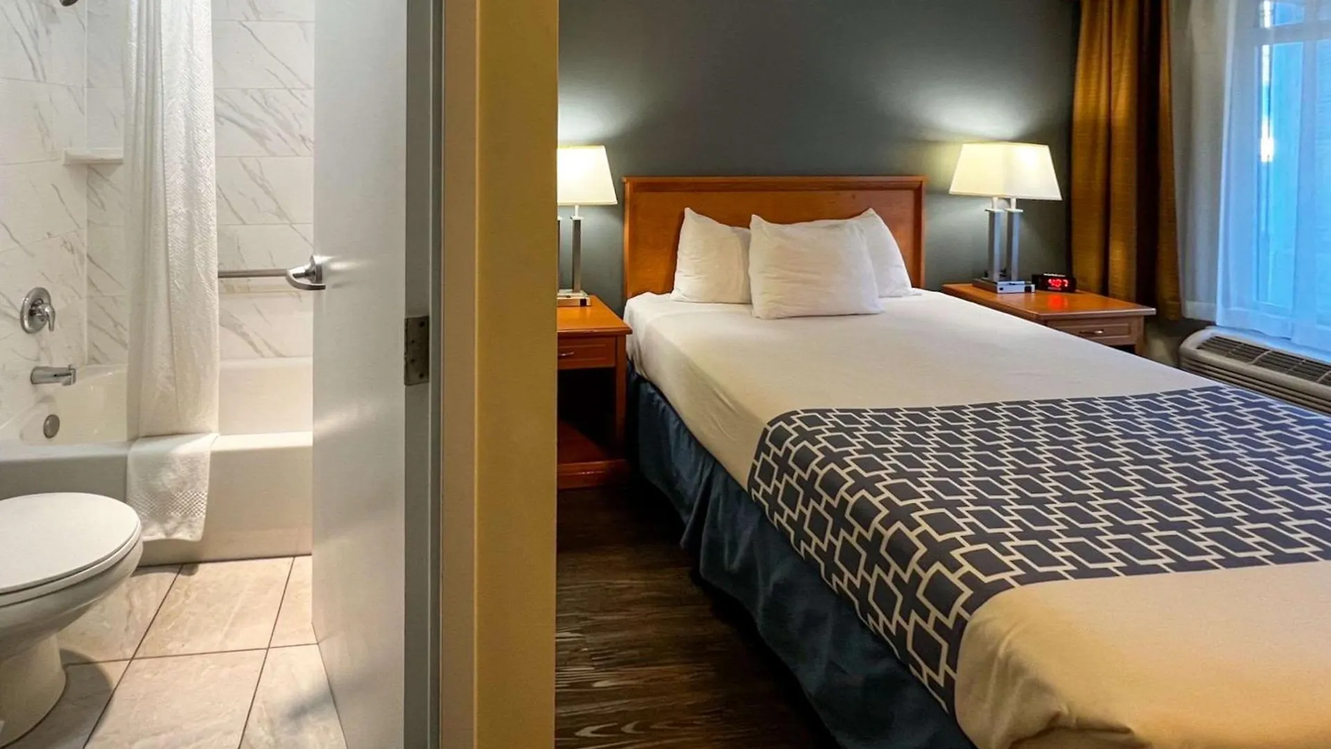 Hotel Econo Lodge Inn & Suites University YYC