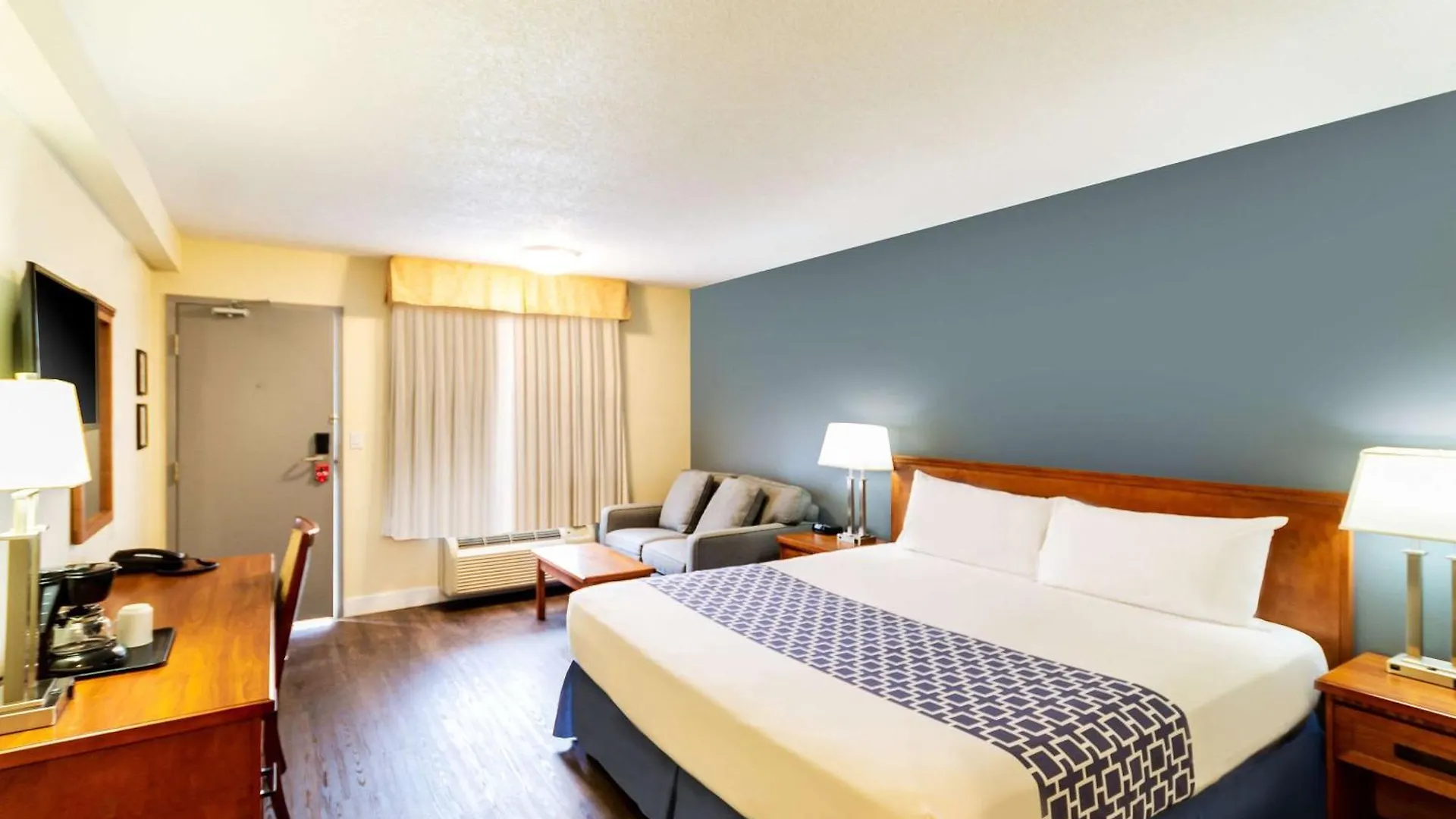 Hotel Econo Lodge Inn & Suites University YYC