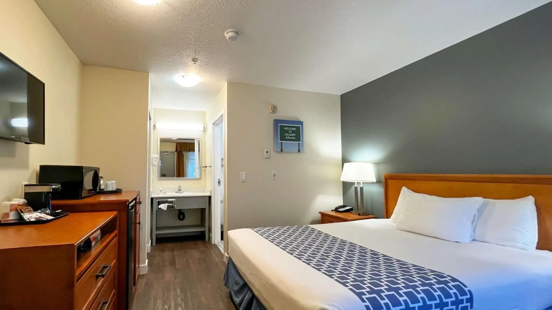 Econo Lodge Inn & Suites University YYC Canada