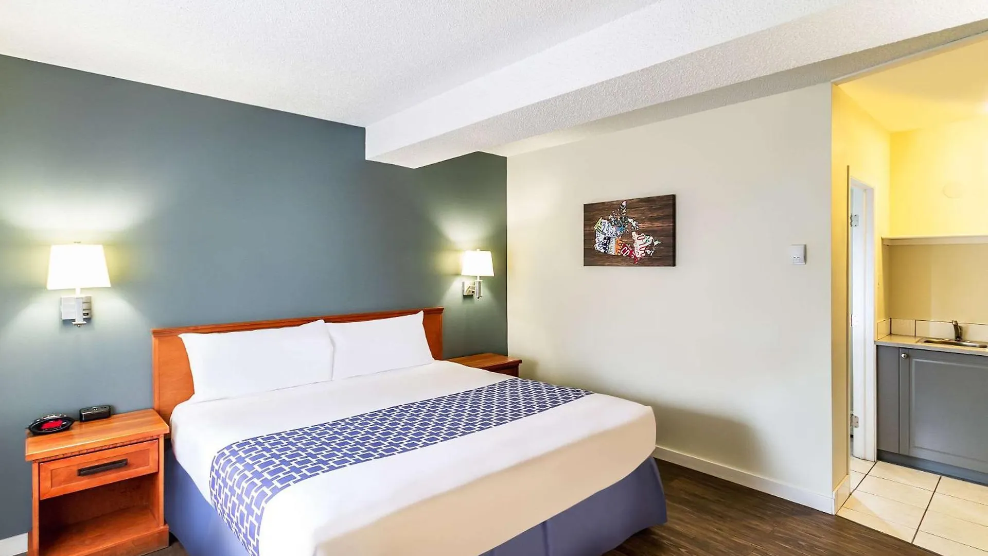 Econo Lodge Inn & Suites University YYC