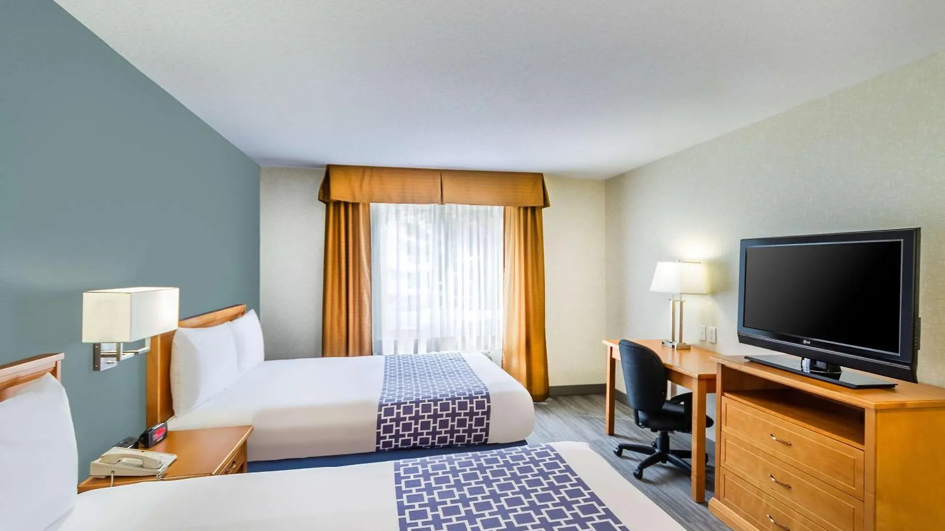 Econo Lodge Inn & Suites University YYC 2*,