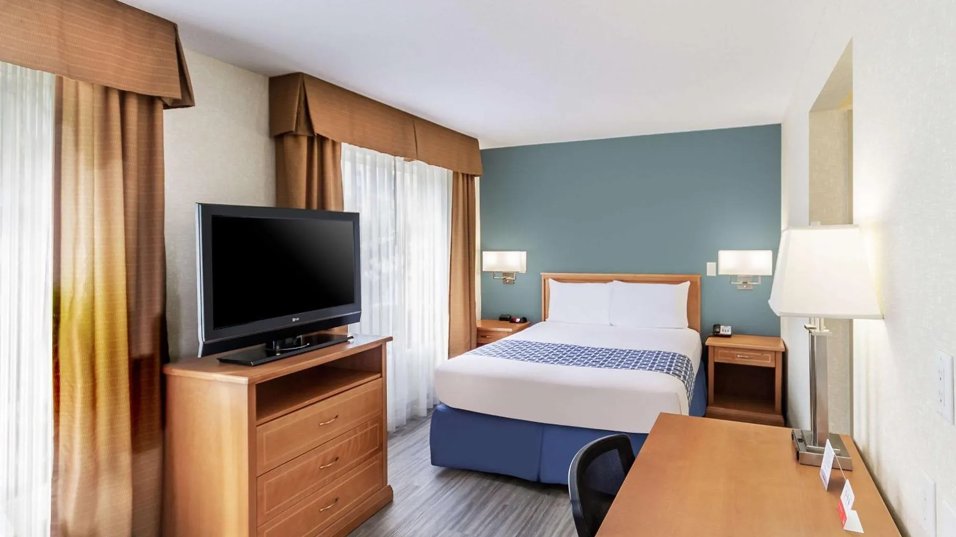 Econo Lodge Inn & Suites University YYC Hotel