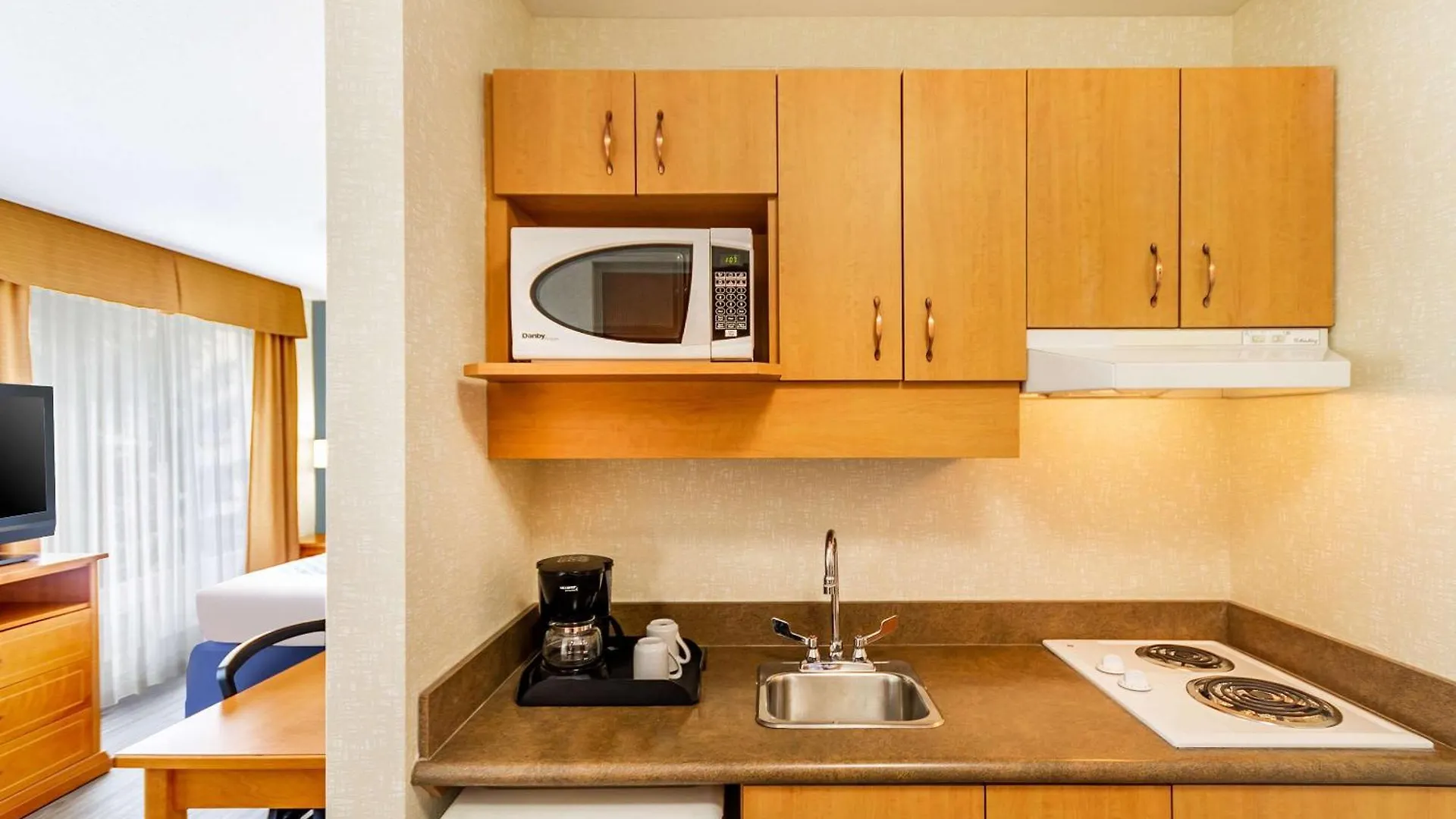Econo Lodge Inn & Suites University YYC