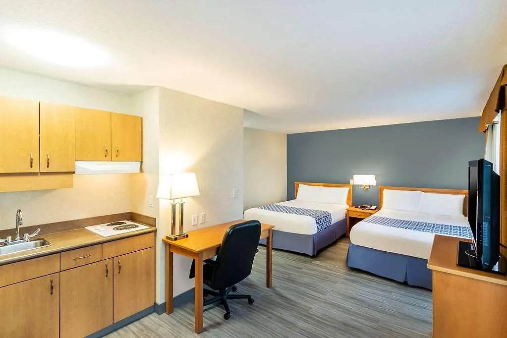 Econo Lodge Inn & Suites University YYC