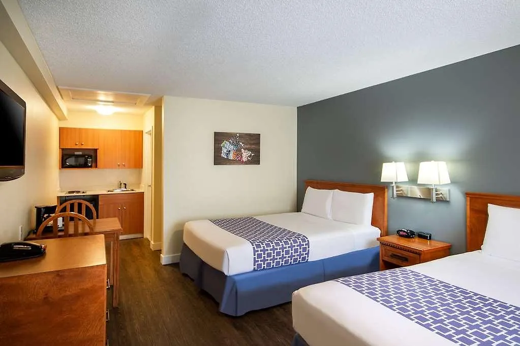 Hotel Econo Lodge Inn & Suites University YYC