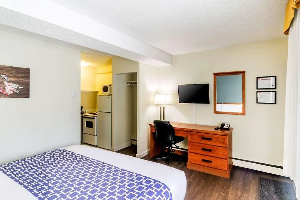 Econo Lodge Inn & Suites University YYC Hotel
