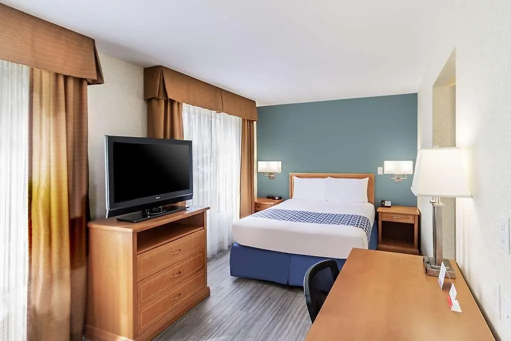 Econo Lodge Inn & Suites University YYC