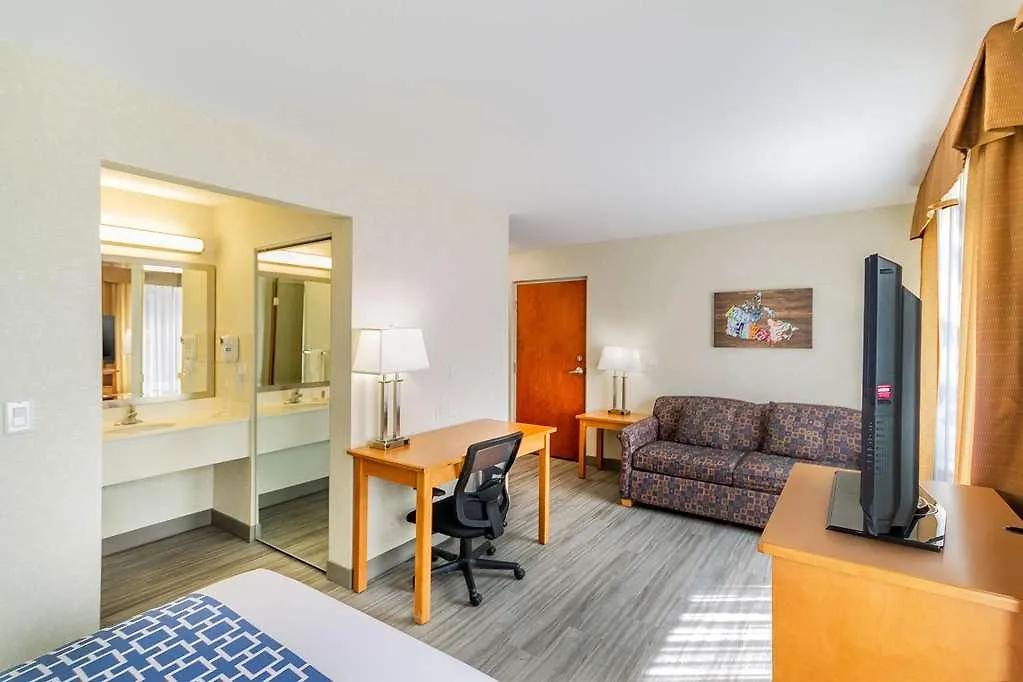Hotel Econo Lodge Inn & Suites University YYC