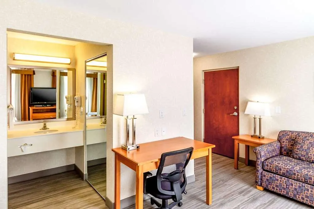 Econo Lodge Inn & Suites University YYC Hotel
