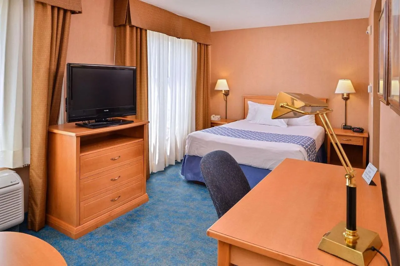 Hotel Econo Lodge Inn & Suites University YYC